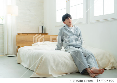 男子坐在床上 138096399