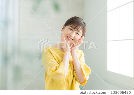 窗邊站著一位六十多歲的婦女 窗邊站著一位六十多歲的婦女 138096420