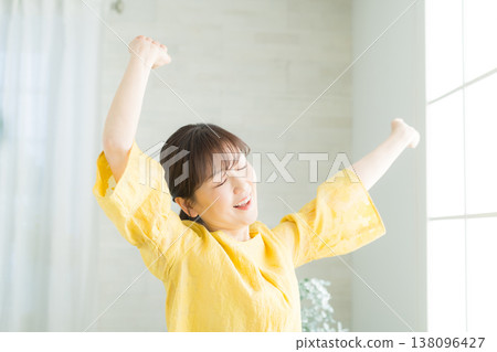 窗邊站著一位六十多歲的婦女 窗邊站著一位六十多歲的婦女 138096427