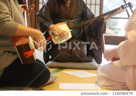 一個女人在玩三味線 138096479