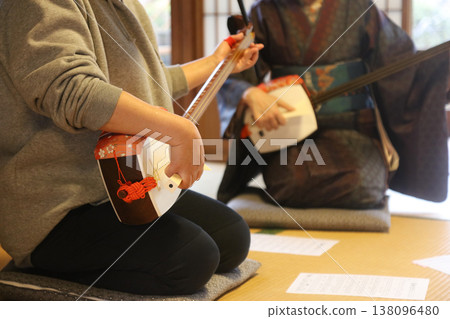 一個女人在玩三味線 138096480