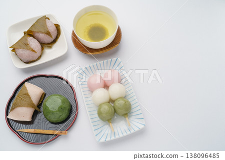 Springtime Japanese sweets imagery | Sakura mochi, Sanshoku dango (hanami dango), Kusa mochi and green tea 138096485