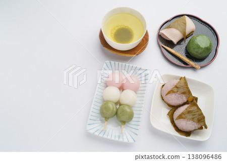 春天的日本甜點意象 |櫻花麻糬、三食團子(花見團子)、草麻糬和綠茶 春天的日本甜點意象 |櫻花麻糬、三食團子(花見團子)、草麻糬和綠茶 138096486