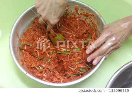 一位正在製作泡菜的女士 138096589