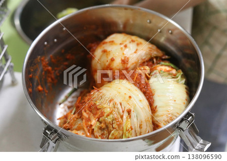一位正在製作泡菜的女士 一位正在製作泡菜的女士 138096590