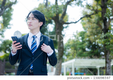 Young businessman with a smartphone 138096597