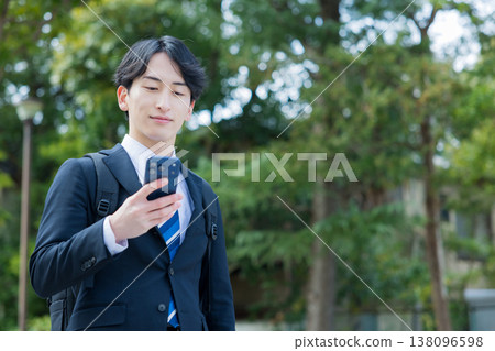 手持智慧型手機的年輕商人 138096598