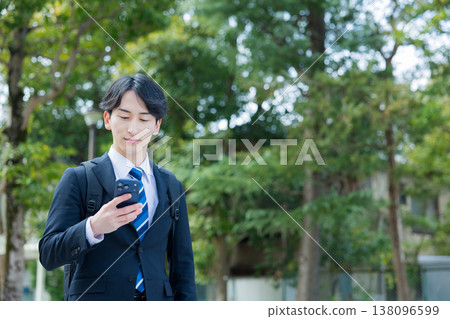 手持智慧型手機的年輕商人 138096599