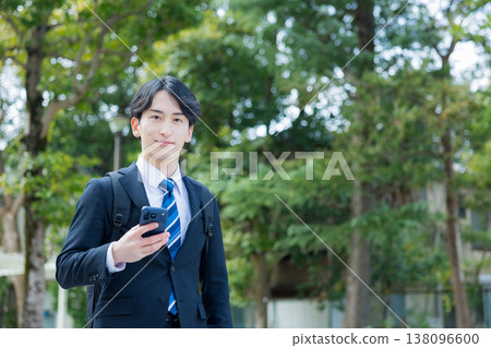 手持智慧型手機的年輕商人 138096600