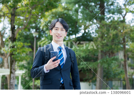 手持智慧型手機的年輕商人 138096601