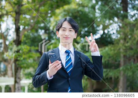Young businessman with a smartphone 138096605