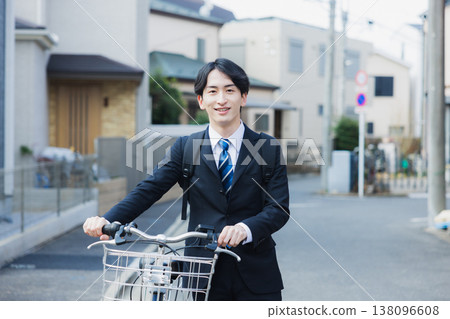 商人推著自行車走路 商人推著自行車走路 138096608