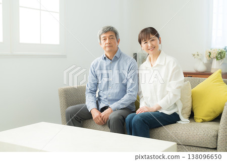 客廳裡的老年夫婦 138096650
