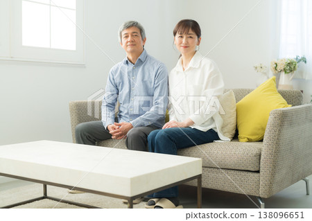 客廳裡的老年夫婦 138096651