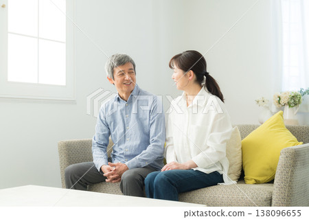 客廳裡的老年夫婦 客廳裡的老年夫婦 138096655