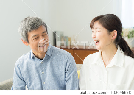 客廳裡的老年夫婦 客廳裡的老年夫婦 138096658