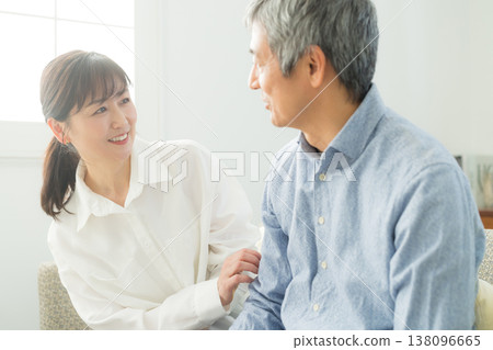 客廳裡的老年夫婦 客廳裡的老年夫婦 138096665