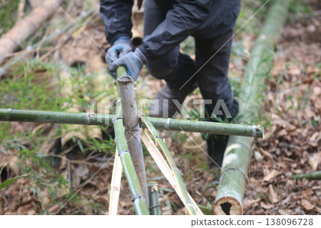 Man splitting bamboo Man splitting bamboo 138096728