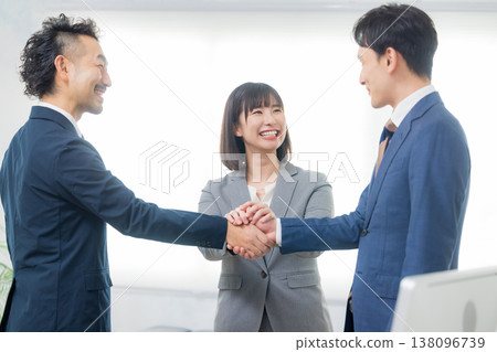 Businessman shaking hands 138096739