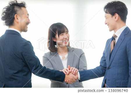 Businessman shaking hands 138096740