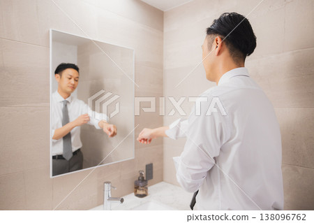 浴室裡的男人 浴室裡的男人 138096762