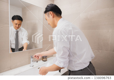 浴室裡的男人 138096763