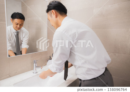 浴室裡的男人 138096764