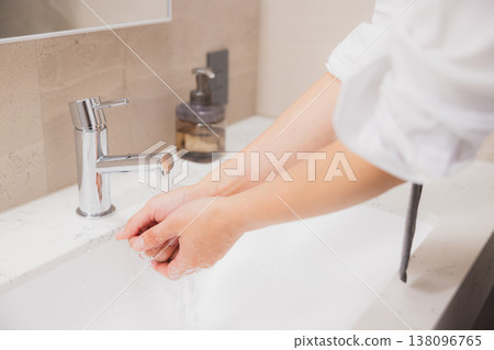 浴室裡的男人 138096765