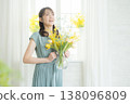 女子在窗台上插花。 138096809