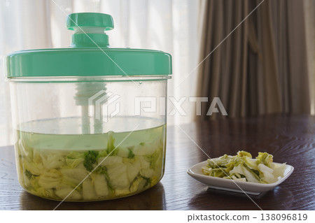Pickled Chinese cabbage and an instant pickling container 138096819
