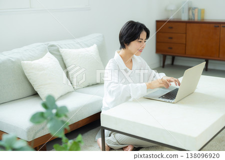 在家看計算機的婦女 在家看計算機的婦女 138096920