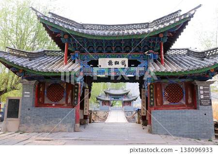 歷史悠久的懸索橋景象：中國雲南省石鼓古鎮。 138096933