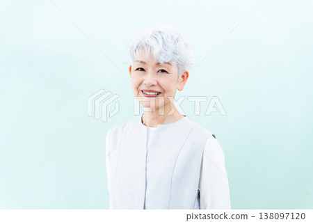 一位微笑的資深婦女 138097120
