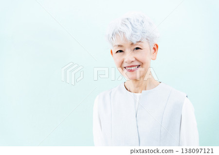 一位微笑的資深婦女 138097121