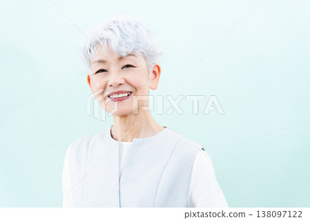 一位微笑的資深婦女 138097122