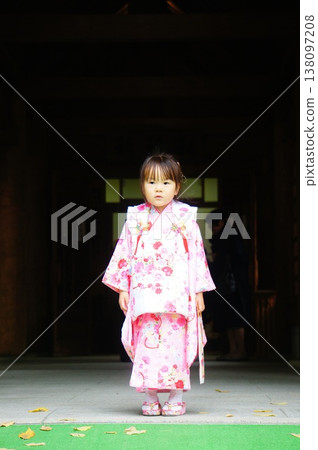 享受七五三節的女孩們 享受七五三節的女孩們 138097208