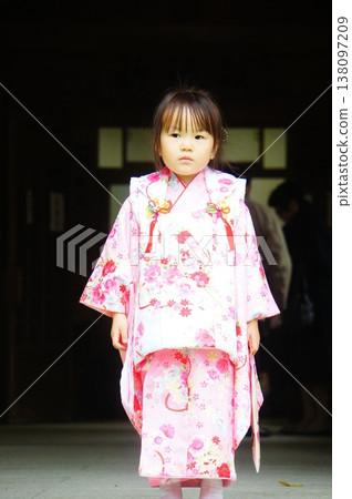 享受七五三節的女孩們 享受七五三節的女孩們 138097209