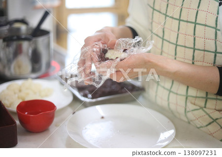 做 ohagi 的女人 做 ohagi 的女人 138097231