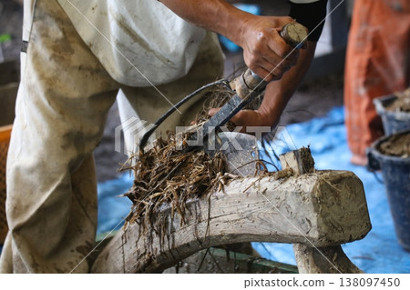 一名男子用割草機割草 一名男子用割草機割草 138097450