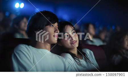 一對情侶在電影院並排坐著 138097901