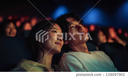一對情侶在電影院並排坐著 138097902