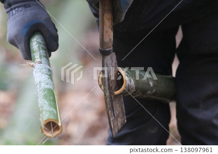 劈竹子的男人 138097961