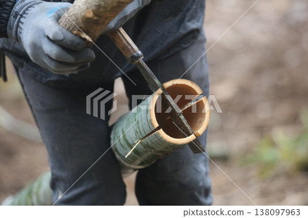 Man splitting bamboo Man splitting bamboo 138097963