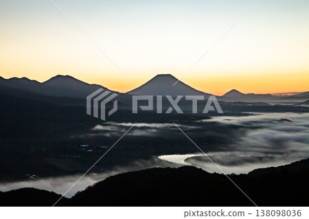 日出時的羊蹄山—令人嘆為觀止的景色 日出時的羊蹄山—令人嘆為觀止的景色 138098036