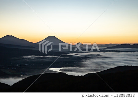 日出時的羊蹄山—令人嘆為觀止的景色 日出時的羊蹄山—令人嘆為觀止的景色 138098038