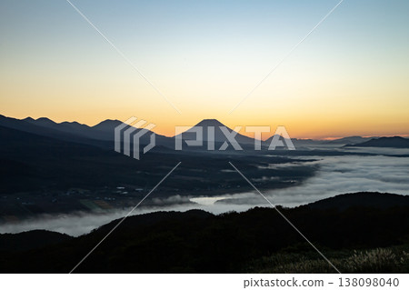 日出時的羊蹄山—令人嘆為觀止的景色 日出時的羊蹄山—令人嘆為觀止的景色 138098040