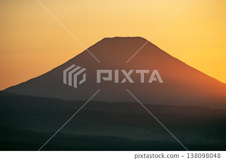 日出時的羊蹄山—令人嘆為觀止的景色 日出時的羊蹄山—令人嘆為觀止的景色 138098048