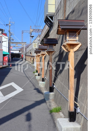 通往奈良線石切站（大阪府東大阪市）的傳統日式路燈 138098066