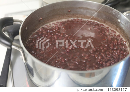 The process of boiling red beans 138098157