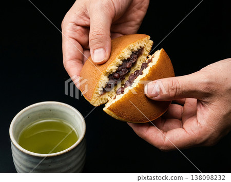 一隻手掰碎銅鑼燒 138098232